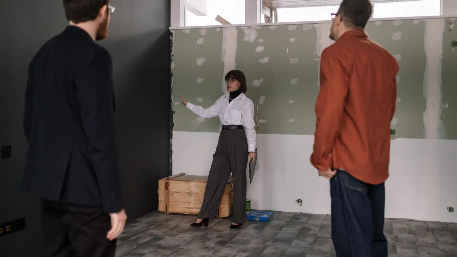 부동산 상담과 자료 검토 장면(참고 이미지)