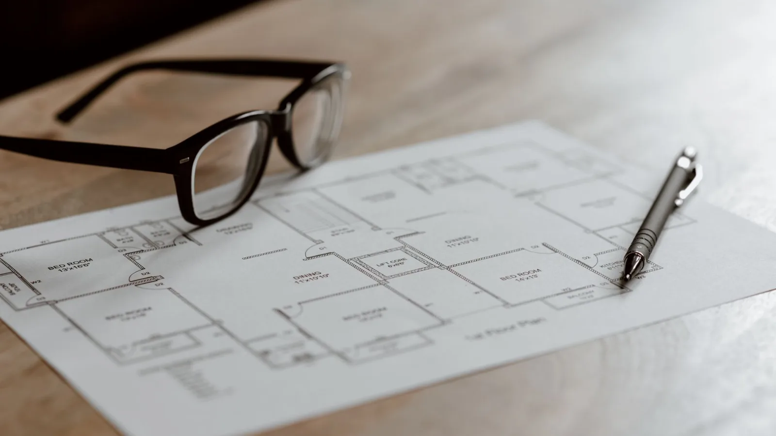 부동산 상담과 자료 검토 장면(참고 이미지)